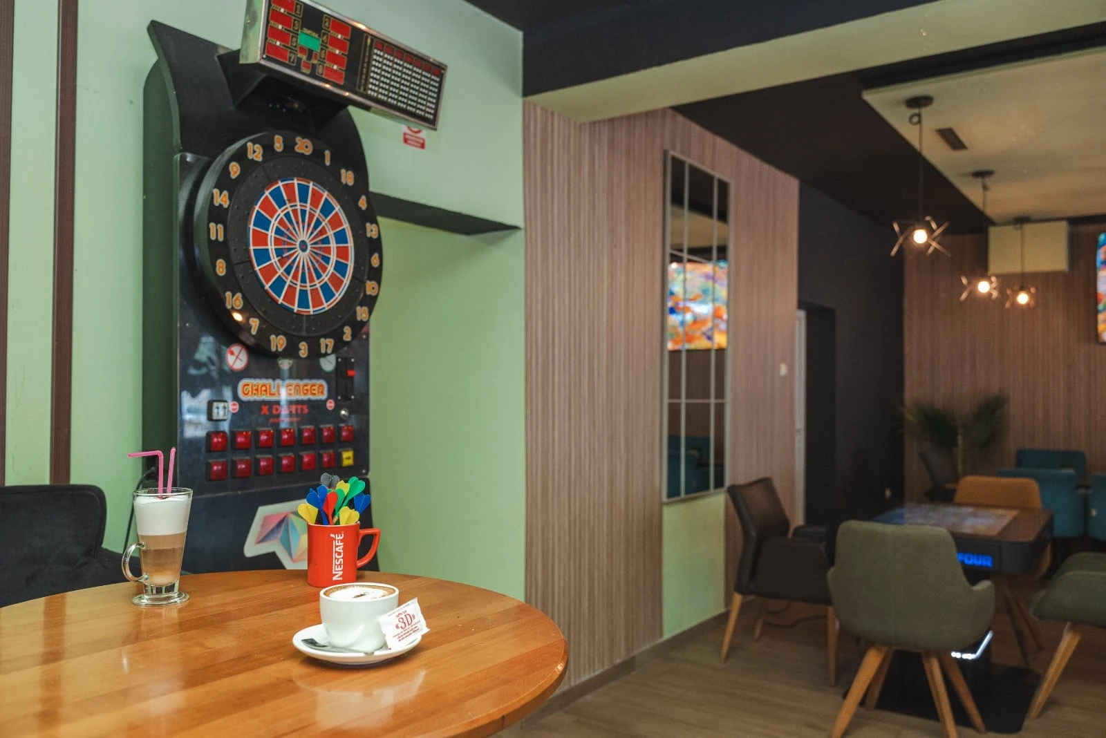 Prostor za druženje s elektronskim pikadom u 3D caffeu