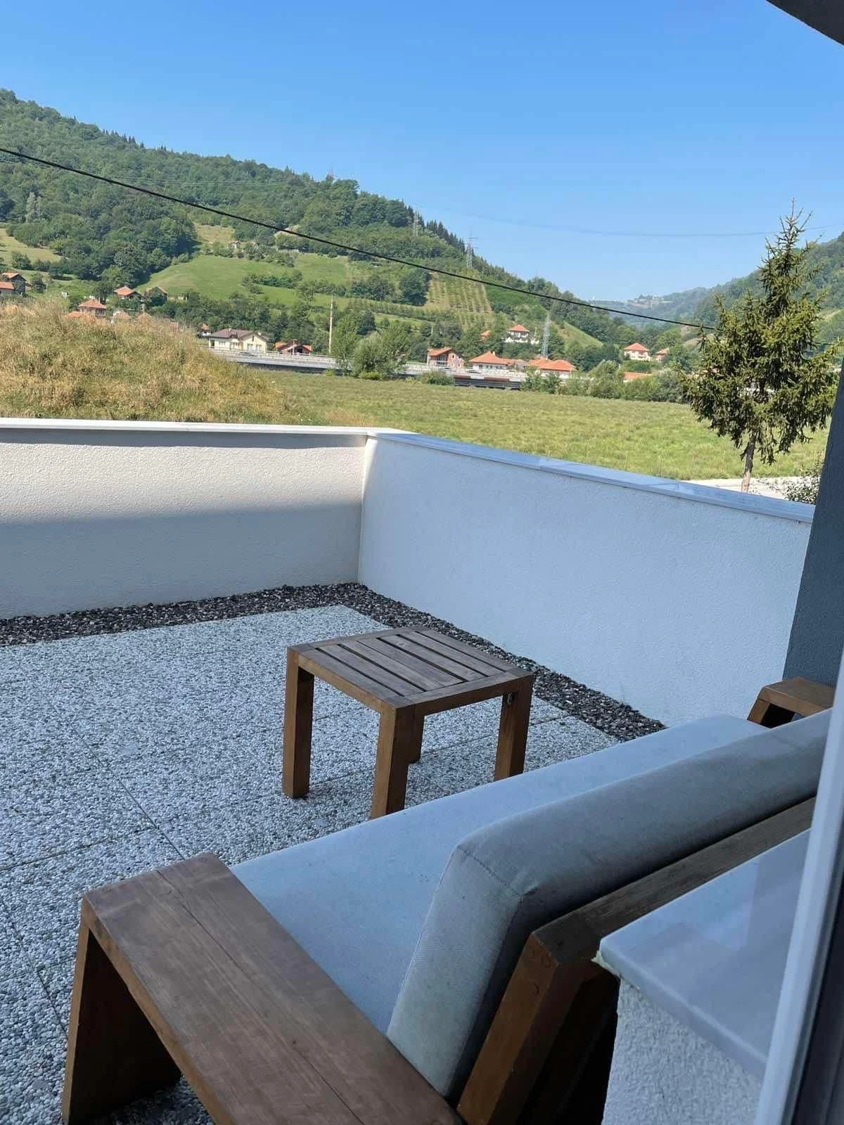 Pogled iz smještaja na okolna brda